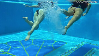 Zwei Atemberaubende Latinas, Diana Rius Und Sheril Blossom, Engagieren Sich In Einer Leidenschaftlichen Unterwasser-Lesbenbegegnung Und Zeigen Ihre Natürliche Schönheit Und Sinnlichkeit In Einem Öffentlichen Pool.