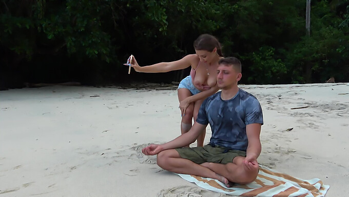 Pov-Video Af En Cowgirl-Tur Og Mundtlig Udveksling Med En Fremmed På Stranden