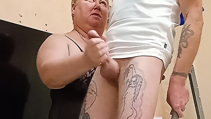 Mama Weet Het Het Beste: Milf'S Dominantie In Een Close-Up Cumshot