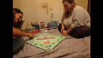 Esposa Milf Es Follada Después De Perder Un Juego De Monopoly