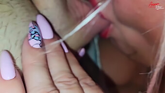 Primer Plano De Una Sexy Madre Con Uñas Masturbando A Su Hijastro