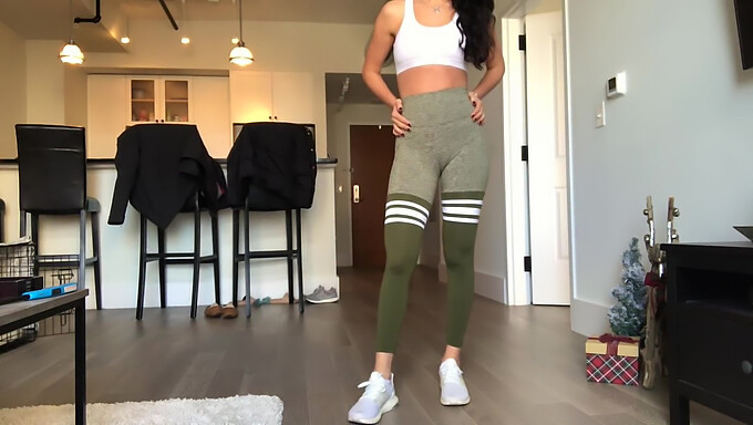 Una Bella Ragazza Americana Mostra Le Sue Gambe E Il Suo Culo Magri In Leggings