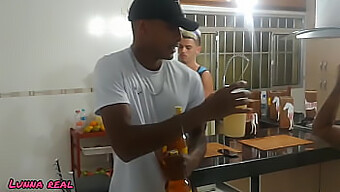 Vídeo Hd De Uma Adolescente Gostosa Mostrando Seus Peitos Grandes E Sendo Fodida Pelo Marido