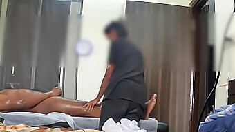 Cuộc Gặp Gỡ Massage Được Ghi Lại Bí Mật Với Một Khách Hàng Tinh Nghịch