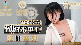 亚洲少女从后面享受与水管工的大鸡巴做爱