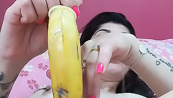 Garota Adolescente Se Masturba Com Banana E Atinge O Orgasmo