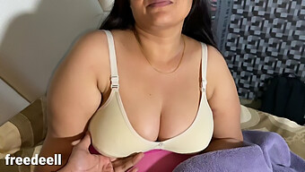 Milf Dalam Saree Mendapat Blowjob Dan Menunggangi Abangnya