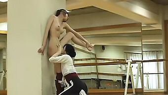 Étudiante Japonaise Passe Un Moment Intime Avec Son Instructeur De Ballet