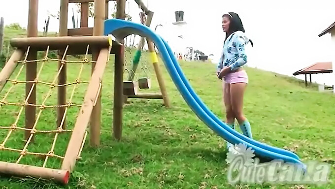 Linda Provocación En El Parque Infantil Al Aire Libre De Carla