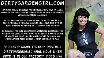 Dirtygardengirl רוכבת על דילדו ענק במפעל ציבורי, מה שמוביל לחדירה אנאלית אינטנסיבית.