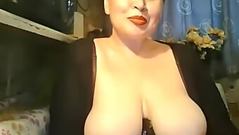 Señora Madura Presume De Sus Grandes Pechos Naturales En La Webcam