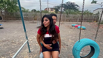 Arriesgándonos A Ser Descubiertos, Nos Divertimos En Un Parque Público Con Mi Novia Promiscua Y Un Extraño Excitado.