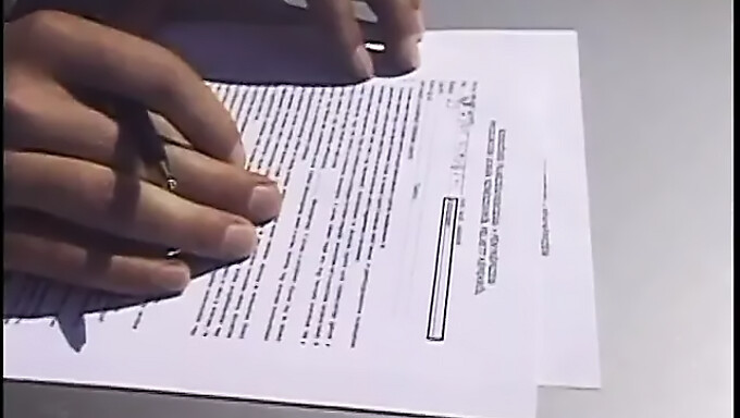 Un Uomo Fortunato Si Gode Un Trio Con Una Donna E Un Altro Uomo, Tra Cui Sesso Anale E Stimolazione Orale.