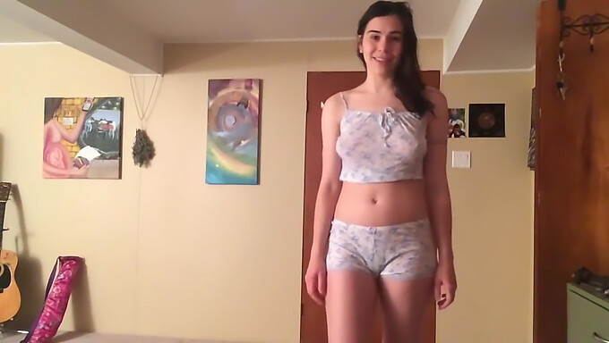 Stupenda Ragazza Vegana Posa In Lingerie