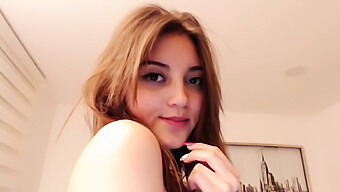 Junges Latina Collegegirl Enthüllt Vor Der Webcam Reifen Männern Ihre Enge Und Jungfräuliche Muschi