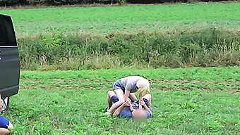 Assista A Uma Loira Transgênero Dominar Com Os Pés Neste Vídeo De Humilhação