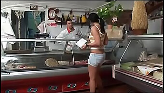 Una Milf Amatoriale Viene Profondamente Gola Profonda E Riceve Una Sborrata In Faccia In Un Video Porno Completo