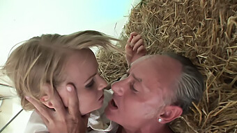 Junges Blondes Girl Gibt Blowjob Und Wird Mit Gerte Auf Pferd Tief Penetriert