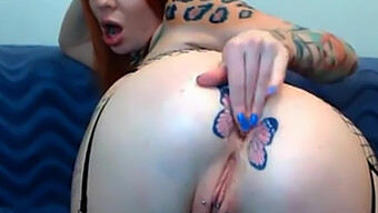 Papillon Supplémentaire Tatoué: Une Rousse Fistée Et Tatouée En Webcam