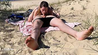 Jeune Salope Brune Donne Du Plaisir Oral Sur La Plage