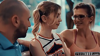 Cory Chase Dalam Threesome Panas Dengan Pelatih Cheerleading Dan Suami