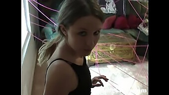 Petite Fille De 18 Ans Se Masturbe Avec Un Gode Sur Darlingcams.Com