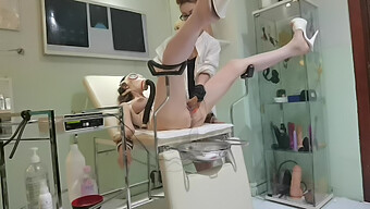 Bdsm 노예가 레즈비언 클리닉에서 여성 애인에게 복종합니다