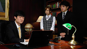 Secretária Japonesa Fica Selvagem Em Um Trio Quente No Trabalho