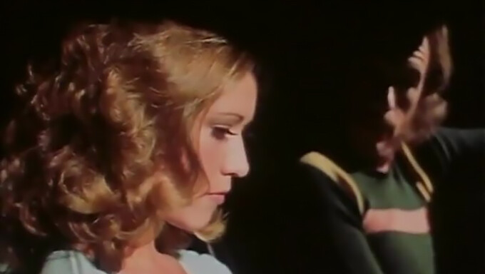 Marilyn Chambers Dans Une Rencontre Excitante Dans La Chambre D'Étudiant