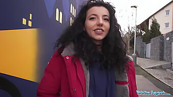 Une Jeune Fille Perd Des Ciseaux En Papier-Roc Et Se Fait Baiser En Public