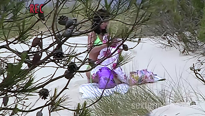 Gestrandete Amateure Genießen Nackte Strandaktivitäten Am Fkk Beach Mesquida, Mallorca