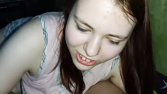 Russisk 18-Årig Giver En Deepthroat Blowjob