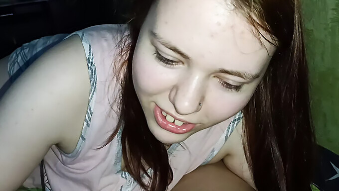 Rysk Amatörbabe Ger Deepthroat Avsugning