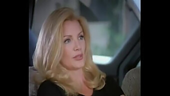 Shannon Tweed Filme Une Scène Intime Avec Dawn Dans Un Film Sur Le Thème Des Blondes