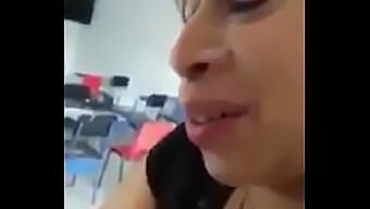 Una Profesora Latina Hace Una Garganta Profunda Impresionante En Un Aula