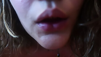 Une Beauté Européenne Se Laisse Aller À Son Fétichisme Du Tabac Dans Une Vidéo Nue